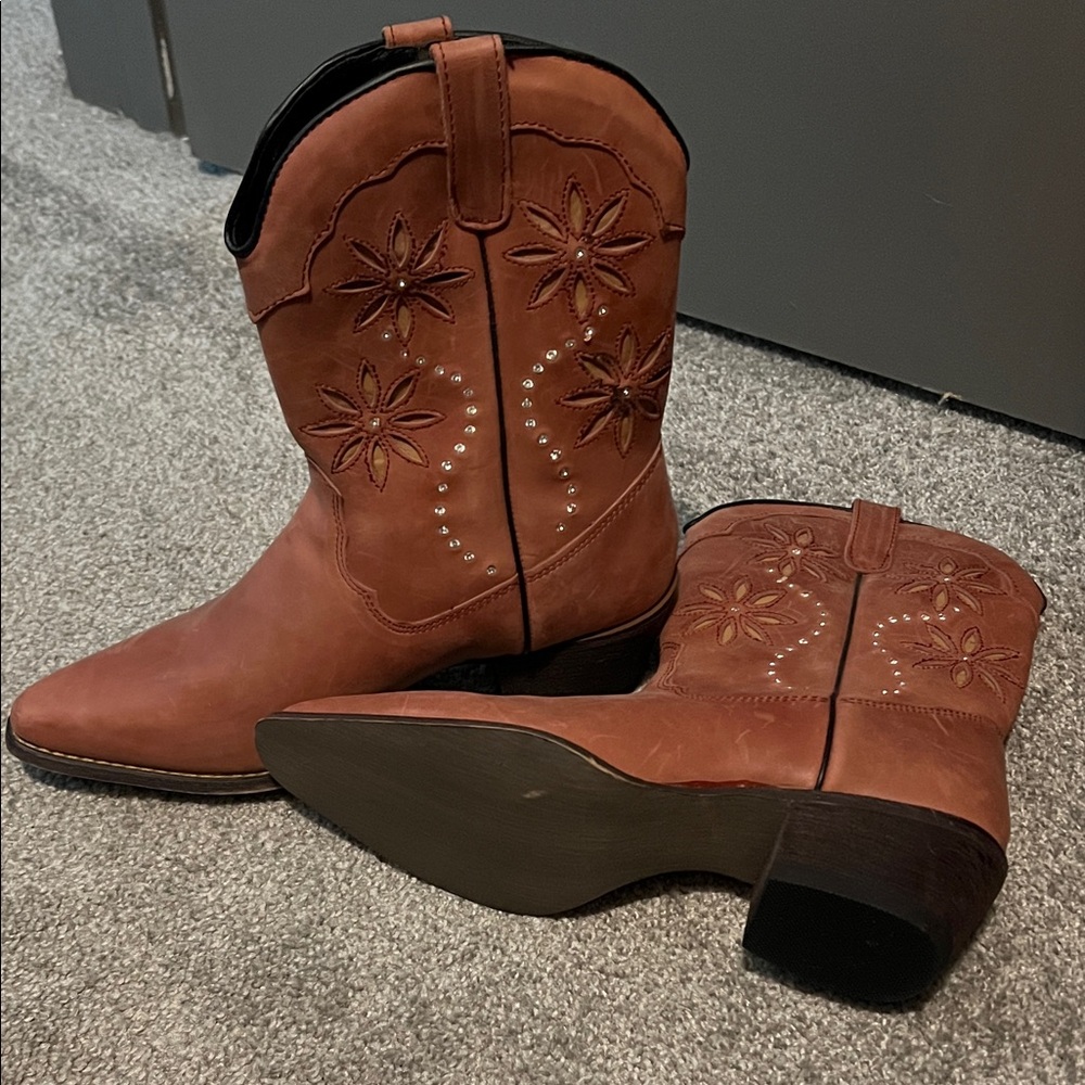 Embroidered pink Heeled Boots